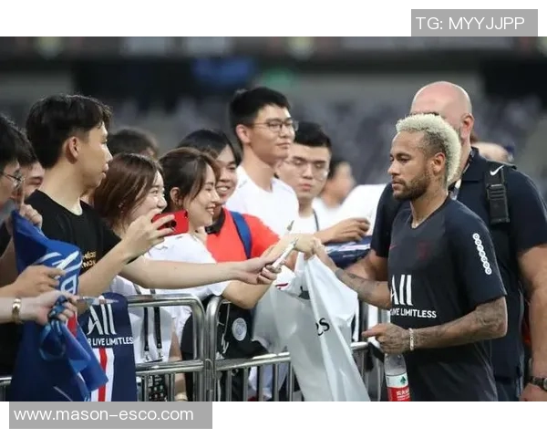 足球明星亲密互动展现粉丝热情引发全球关注与热议 足球明星亲密互动展现粉丝热情引发全球关注与热议