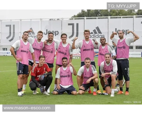 足球明星们齐聚默哀致敬瞬间高清图片展现情感与团结 足球明星们齐聚默哀致敬瞬间高清图片展现情感与团结