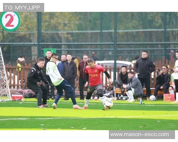 足球明星齐聚贵州激情对决球迷热情高涨期待精彩赛事 足球明星齐聚贵州激情对决球迷热情高涨期待精彩赛事